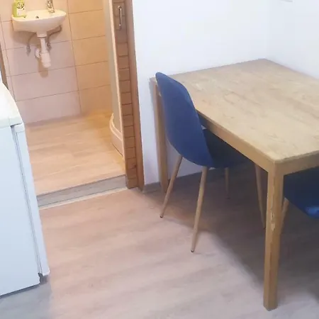 Budget Apartment *